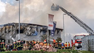 Schaden in Millionenhöhe bei einem Brand in einer Schreinerei in Calw-Simmozheim am 13.04.23 