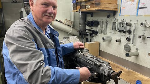 Roland Bloedt aus Pforzheim ist Renter und hilft als gelernter Kfz-Mechaniker in einer Auto-Werkstatt aus.