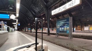 Einm einsamer Koffer auf dem leeren Bahnsteig in Karlsruhe