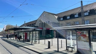 Während eines Warnstreiks der Eisenbahner-Gewerkschaft fahren keine Züge vor dem Karlsruher Hauptbahnhof