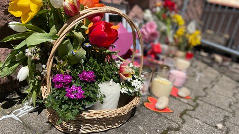 Blumen zum Gedenken an die drei verstorbenen Kinder.