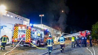 Einsatzkräfte der Feuerwehr löschen den Brand in einer Flüchtlingsunterkunft. In einer Offenburger Unterkunft für Geflüchtete ist in der Nacht zu Mittwoch ein Großbrand ausgebrochen. 16 Container standen laut Angaben der Polizei schnell komplett in Flammen. 