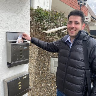 Der ehemalige syrische Flüchtling sowie Bürgermeisterkandidat Ryyan Alshebl geht in Ostelsheim von Haus zu Haus und wirft Informationen zur Wahl in die Briefkästen