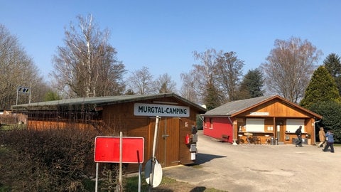 Mehrere Wohnwagen auf Campingplatz in Rastatt abgebrannt.