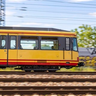 Noch fährt eine Stadtbahn der AVG auf den Gleisen, bevor der Bahnstreik den ÖPNV teilweise lahmlegen wird.