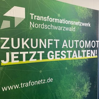 Auf einem Banner wird auf das neue Transformationsnetzwerk Nordschwarzwald hingewiesen
