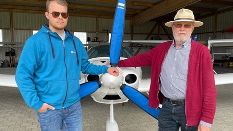 Am Sonntag stürzte an einem Baggersee bei Linkenheim-Hochstetten im Kreis Karlsruhe ein Ultraleichtflugzeug ab. Die Mitglieder Jonas Zeller und Roland Helfer sind noch immer geschockt.