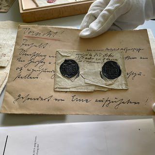 Sammler findet Dokumente auf dem Schrottplatz