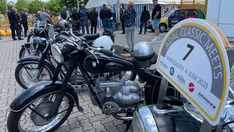 Ein altes Motorrad aus der ehemaligen DDR, eine IFA BK 350. 