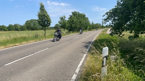 Motorradfahrerinnen und Motorradfahrer unterwegs bei der ADAC Classic Rallye am Sonntag, die von Karlsruhe aus startete. 