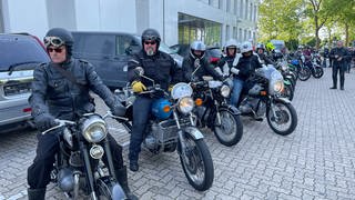 Teilnehmer und Teilnehmerinnen der Rallye ADAC classic meet Nordbaden mit ihren klassischen Motorrädern in Karlsruhe 