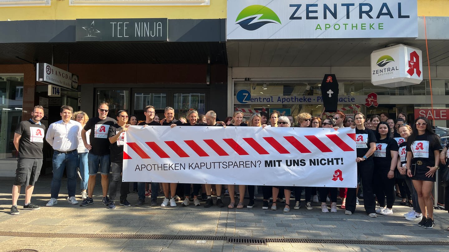 Protest vor einer Apotheke in Karlsruhe