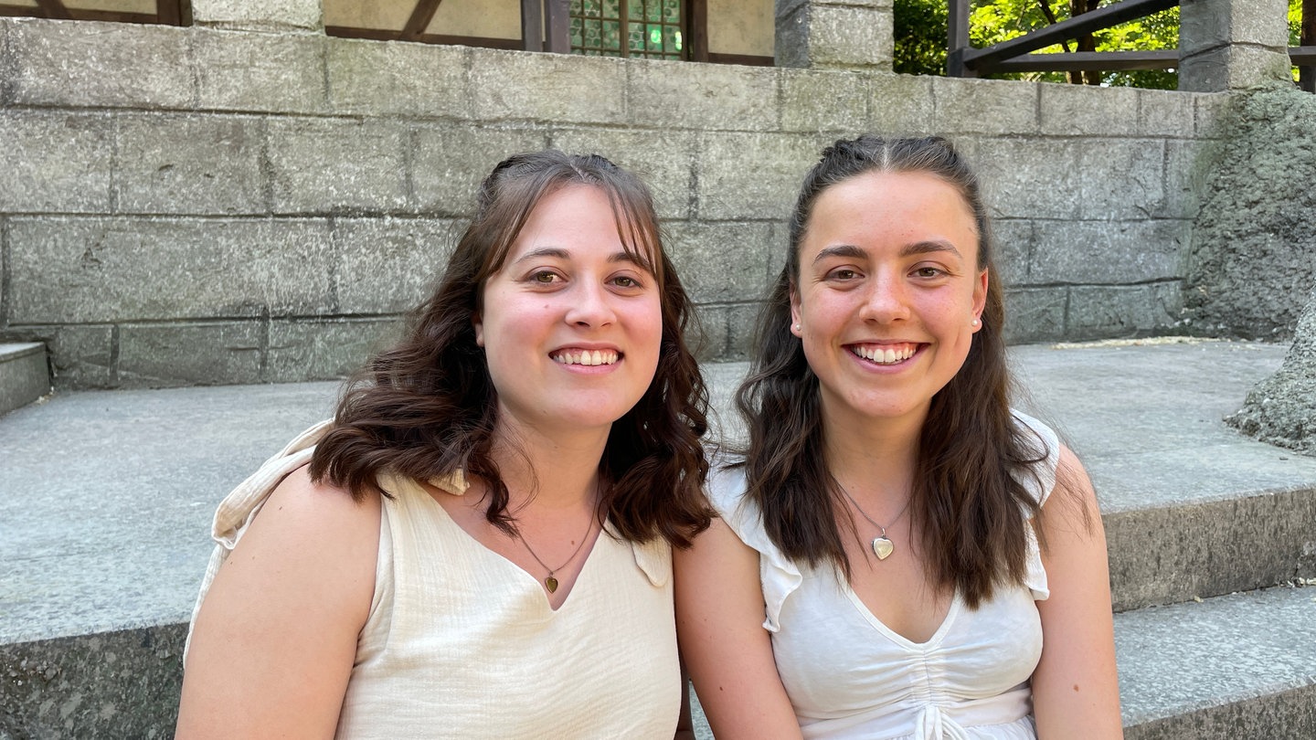 Mara Patzelt und Mafalda Kühn (v.l.) vom Jugendbeirat der Volksschauspiele Ötigheim