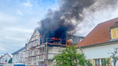 Dachstuhl von Neubau in Kronau steht in Flammen