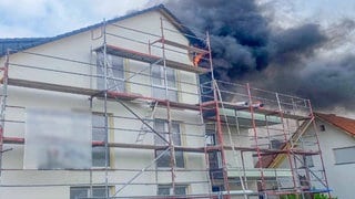 Dachstuhl von Neubau in Kronau steht in Flammen