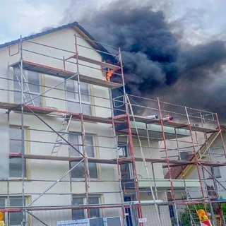 Dachstuhl von Neubau in Kronau steht in Flammen