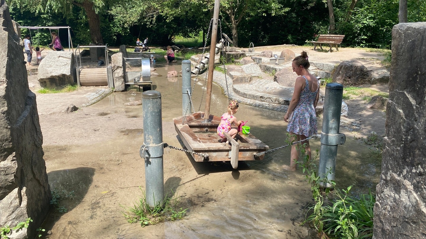 Sophie und ihre Mutter plantschen im Horbachpark in Ettlingen. Dort gibt es eine Abkühlung von der Hitze.