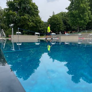 Das Schwimmbad in Malsch, in dem es am Wochenende einen Angriff auf einen Bademeister gab. Nun hat die Polizei Karlsruhe Fotos der mutmaßlichen Täter.