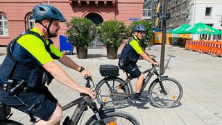 Die Polizei in Karlsruhe macht ihre Verkehrskontrollen jetzt auch vom Fahrrad aus.