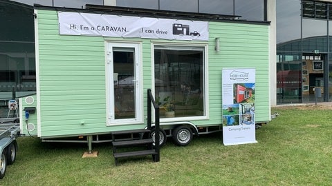 In der Messe Karlsruhe startet das Tiny House Festival "New Housing". Vor Ort gibt es viele verschiedene kleine Häuser