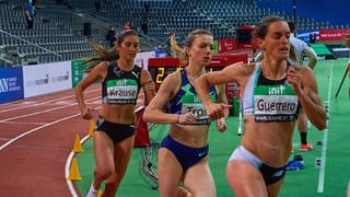 Drei Läuferinnen beim Indoor Meeting Karlsruhe 2021