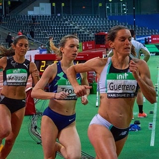 Drei Läuferinnen beim Indoor Meeting Karlsruhe 2021