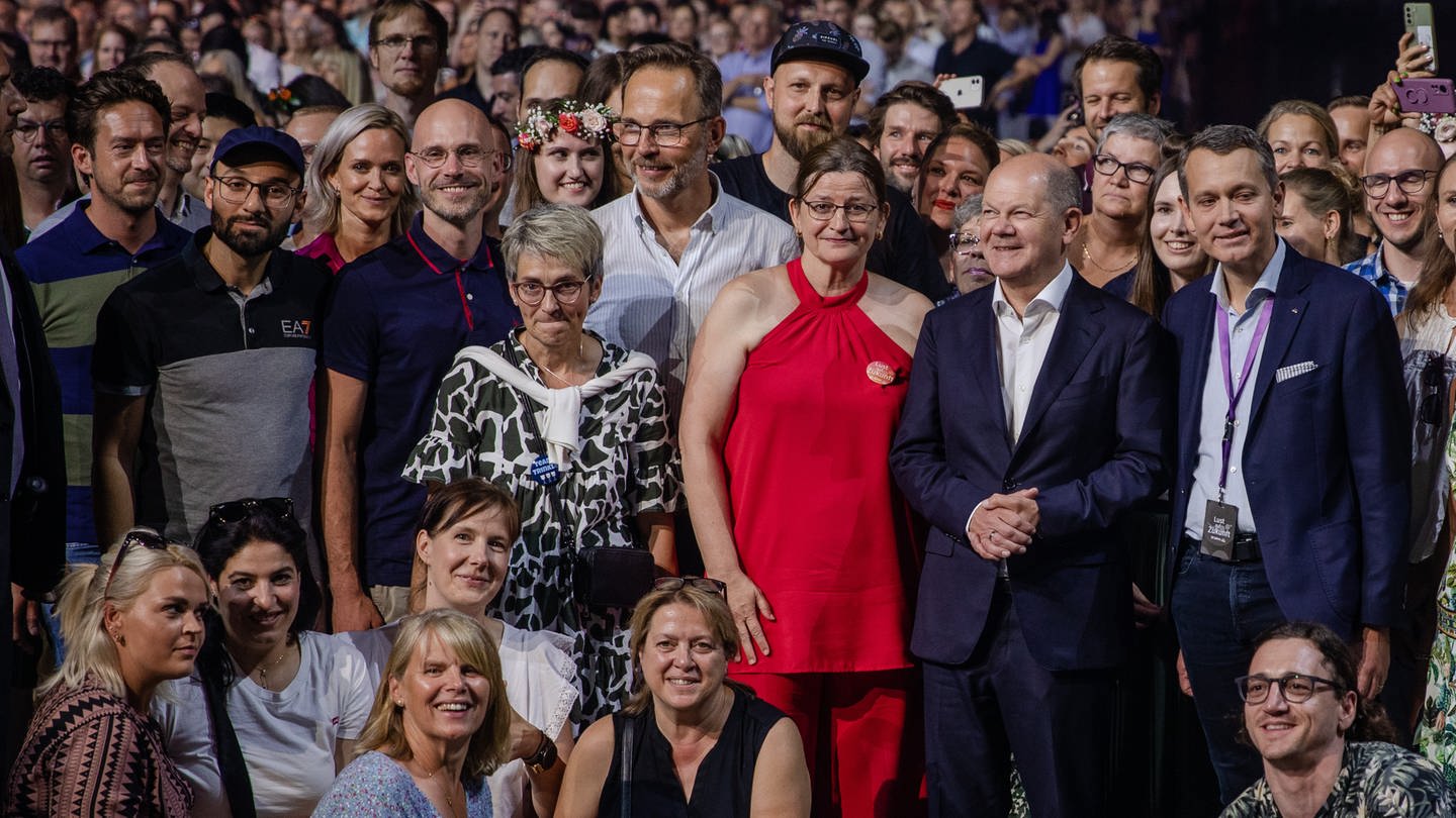 Olaf Scholz zu Beusch bei dm zum 50. Firmenjubiläum