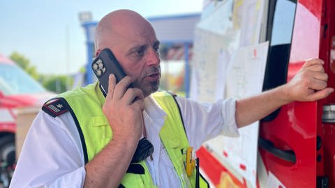Thomas Meffle, Einsatzleiter der Freiwilligen Feuerwehr Oberderdingen, koordiniert am Telefon die Löscharbeiten eines Großbrandes.