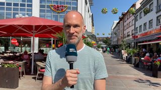 SWR-Reporter Henning Mohr in der Innenstadt von Bruchsal