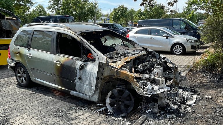 Ein abgebranntes Autowrack in der Karlsruher Waldstadt