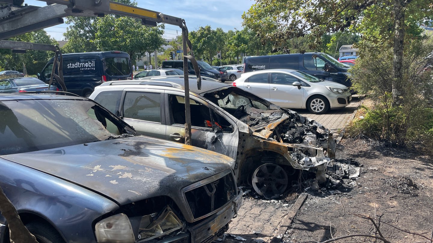 Abgebrannte Autos in der Waldstadt in Karlsruhe stehen am Straßenrand