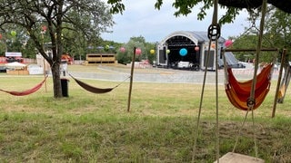 Happiness-Festivals in Straubenhardt: Auf der Wiese vor der Bühne hängen Schaukeln, Lampions und Hängematten in den Bäumen