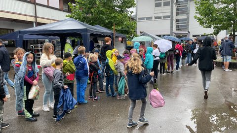 Regen und schlechtes Wetter begleiten das Kinderprogramm in den Sommerferien in Schömberg im Landkreis Calw. Rund 200 Kinder sind angemeldet.