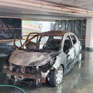 Ausgebranntes Fahrzeugwrack in einer Parkgarage in Pforzheim