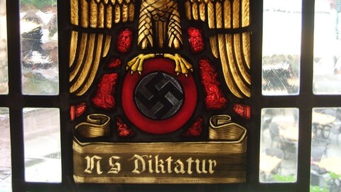 Das Wappen mit dem Hakenkreuz am Fenster des Bürgersaals im Brettener Rathaus