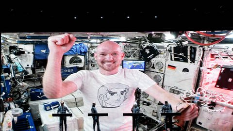 Die Elektro-Band Kraftwerk gibt ein Konzert auf dem Schlossplatz in Stuttgart. Als prominenter Gast hatte sich ISS-Astronaut Alexander Gerst zu dem Auftritt zuschalten lassen. 