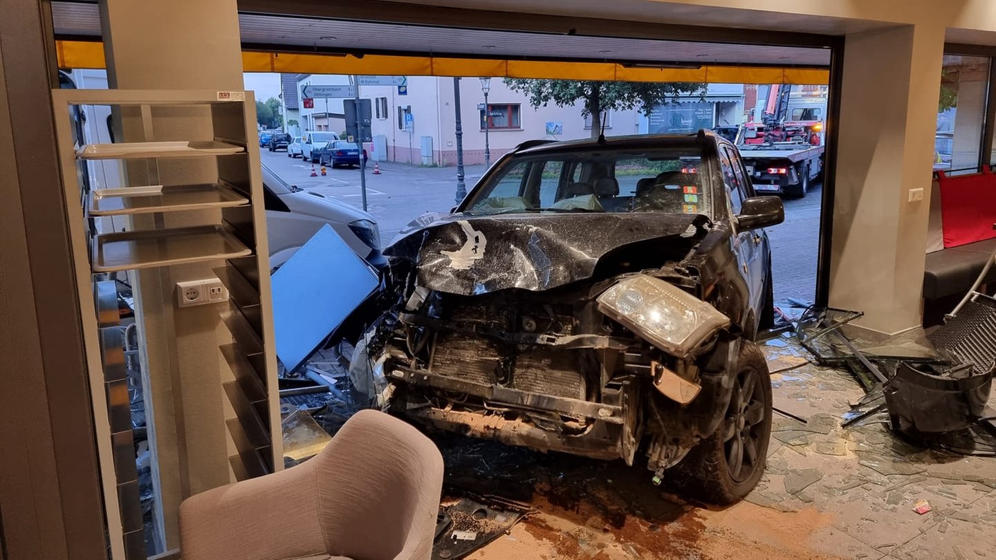Auto steht im Schaufenster einer Bäckerei in Weingarten (Landkreis Karlsruhe)