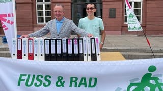 Mehr Raum fürs Fahrrad: Der Gemeinderat in Karlsruhe muss sich mit der Forderungen eines Bürgerbegehrens auseinandersetzten. Es hat die benötigten Unterschriften an die Stadt Karlsruhe übergeben. 