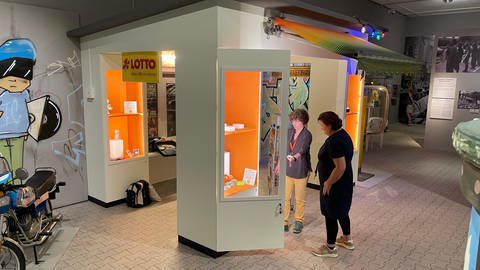 Sandra Schuster und Brigitte Heck im Ausstellungsbereich "Kiosk" des badischen Landesmuseums. Hier werden die Produkte aus den 80ern ausgestellt.