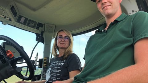 "Landwirt für ein Jahr" im Enzkreis: Olga Böhm schwingt sich zusammen mit Marius Ehrismann zum ersten Mal auf den Traktor.