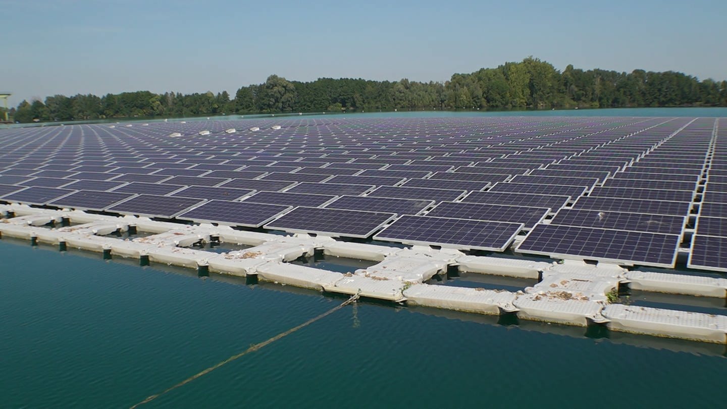 Anlage für Photovoltaik schwimmt auf Bojen in einem See in Rechnen bei Achern.