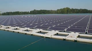 Anlage für Photovoltaik schwimmt auf Bojen in einem See in Rechnen bei Achern. 