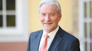 OB Dietmar Späth von Baden-Baden. SWR-Reporter Patrick Neumann fordert von dem Stadtoberhaupt das beschämende Versteckspiel in Baden-Baden zu beenden.