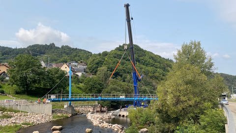 Radweg Tour de Murg bei Gernsbach: Über der Murg wird ein Brückenteil zur Fertigstellung des Radwegs eingesetzt.