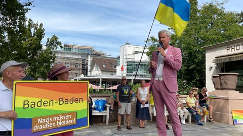 Nach dem Hakenkreuzskandal in Baden-Baden wurde bei einer Kundgebung ein Zeichen gegen Hass gesetzt