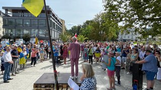 Demo nach dem Hakenkreuz-Skandal in Baden-Baden: Rund 200 Menschen wollen ein Zeichen gegen Hass setzen