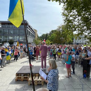 Demo nach dem Hakenkreuz-Skandal in Baden-Baden: Rund 200 Menschen wollen ein Zeichen gegen Hass setzen