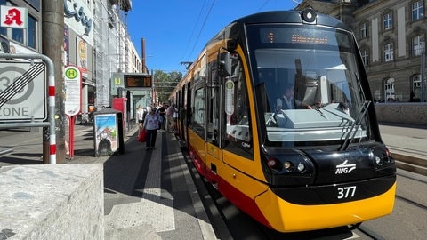 Straßenbahn steht an einer Haltestelle in der Karlsruher Innenstadt