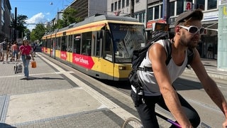 Straßenbahnen, Fahrradfahrer und Fußgänger in der Innenstadt von Karlsruhe