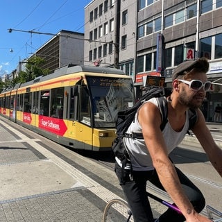 Straßenbahnen, Fahrradfahrer und Fußgänger in der Innenstadt von Karlsruhe